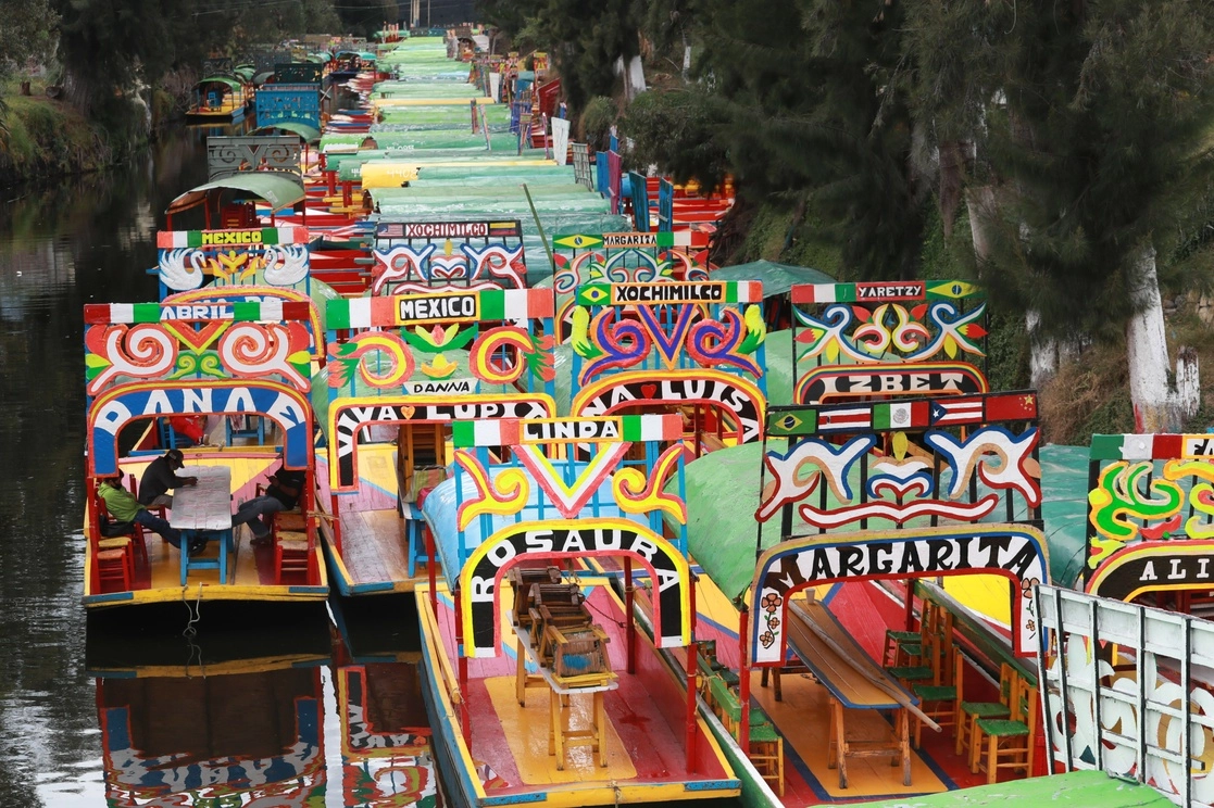 Trajineras del embarcadero Nativitas, en la zona turística de Xochimilco. Foto Luis Castillo / Archivo