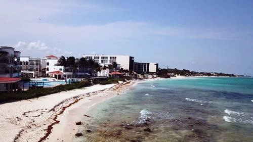 Playa del Carmen, Quintana Roo, sin bañistas.Foto Medios y Media/ archivo

