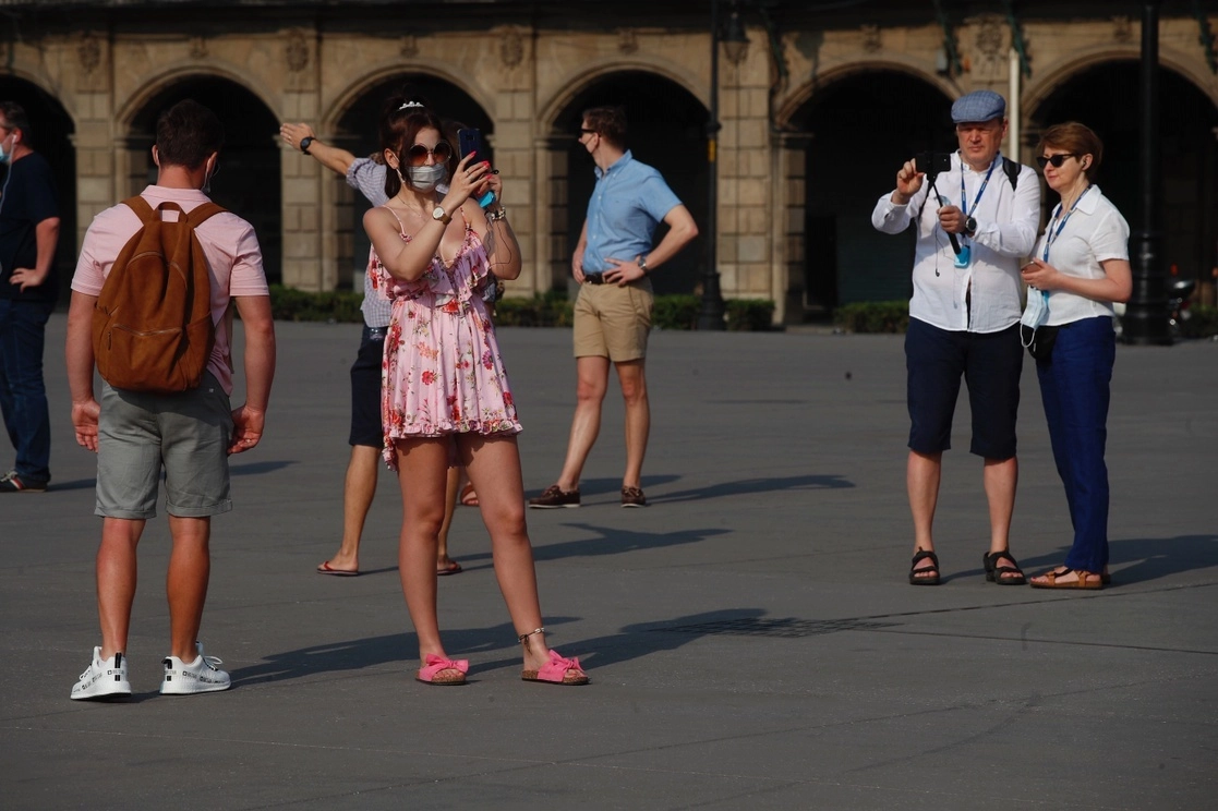 Turistas pasean por el Zócalo, en la Ciudad de México. Foto Cristina Rodríguez / Archivo