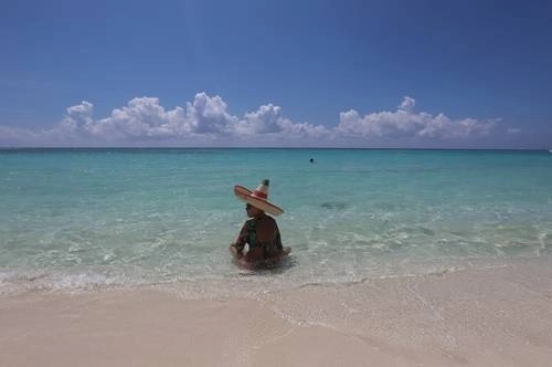 Turista disfruta de la playa en Quintana Roo, en imagen de archivo. Foto ‘La Jornada Maya’