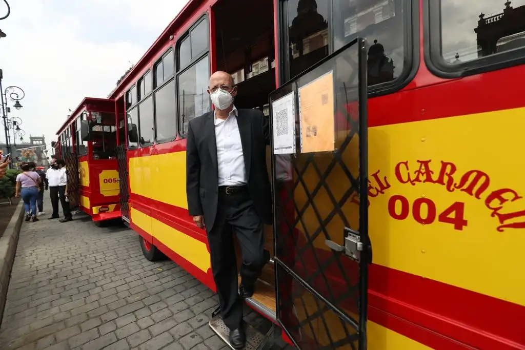 El secretario de Turismo de la Ciudad de México, Carlos Mackinlay Grohmann, dio el banderazo de salida al nuevo recorrido del Tranvía Turístico, en el Centro Histórico de la capital del país, el 18 de agosto de 2021. Foto Yazmín Ortega Cortés