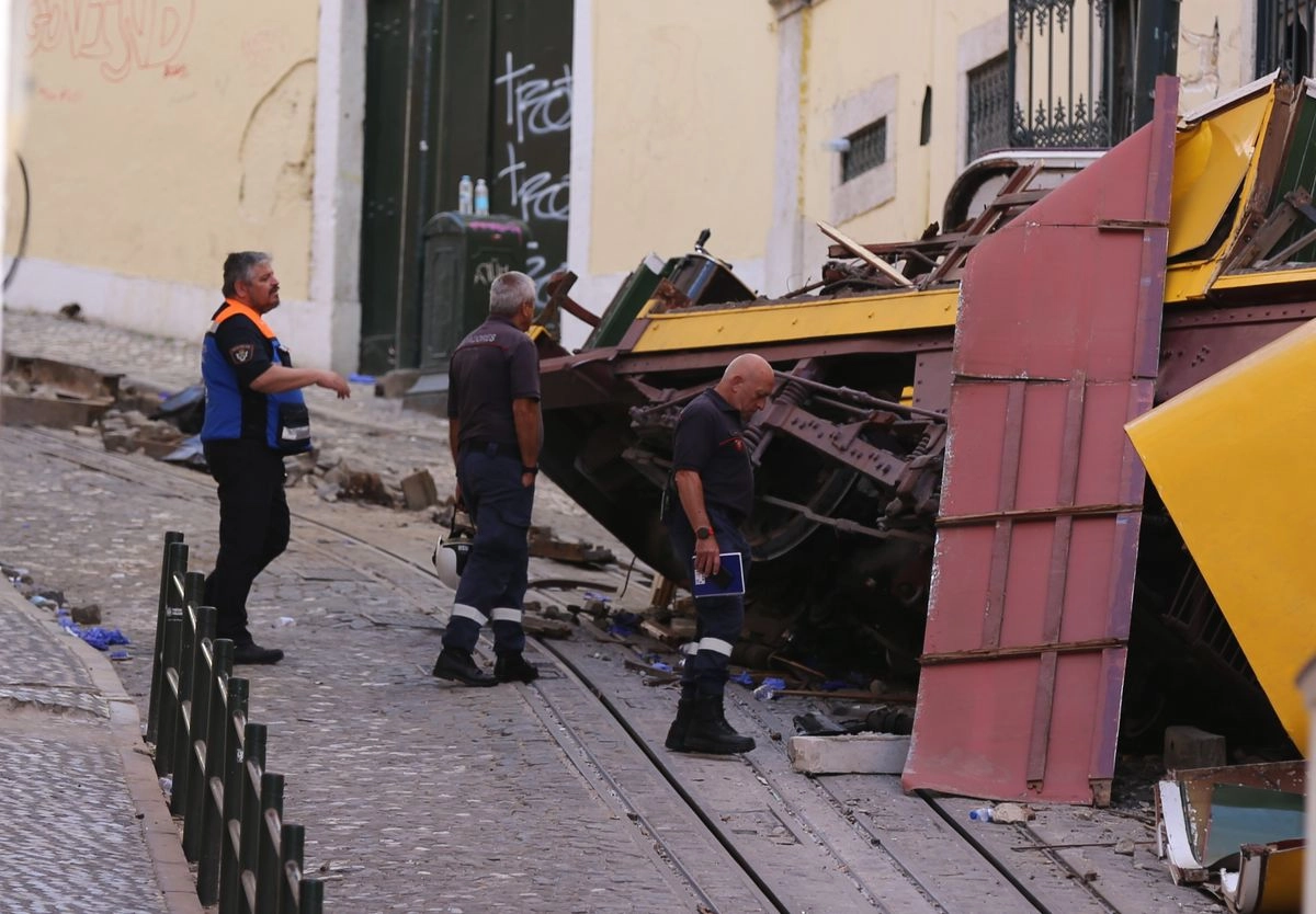 El funicular Elevador da Gloria de Lisboa, Portugal, fue inaugurado en 1885 y clasificado como monumento nacional; se descarriló el miércoles 3 de septiembre dejando un total de 16 fallecidos. Foto 