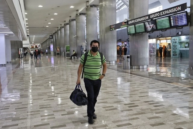 Las restricciones impuestas a causa del nuevo coronavirus provocarán en los próximos meses pérdidas que oscilarán entre los 1.2 y 3.3 billones de dólares para el turismo y sectores relacionados, estima la ONU. La imagen, en el Aeropuerto Internacional de la Ciudad de México. Foto Marco Peláez