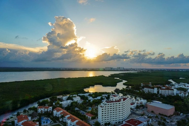 Hoteles y restaurantes podrán reiniciar actividades al 30 por ciento. Foto tomada del Twitter de @SECTUR_mx 

