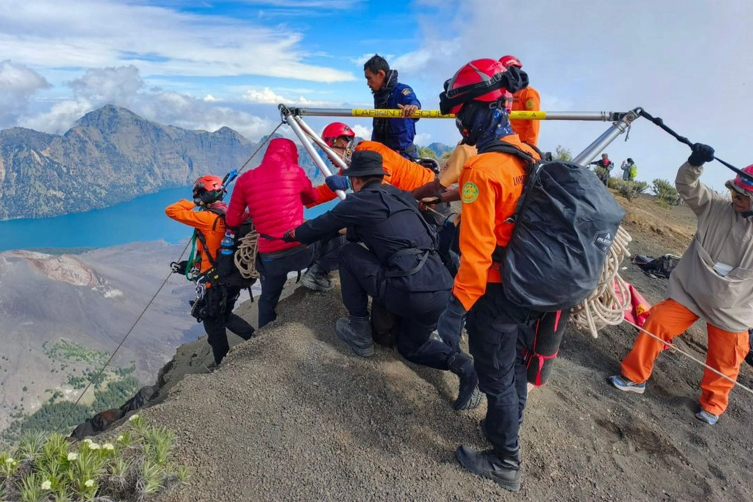 Se estaba llevando a cabo una operación de búsqueda y rescate a gran escala, pero los avances fueron obstaculizados por un terreno traicionero, una niebla espesa y unas condiciones meteorológicas que cambian rápidamente. Foto