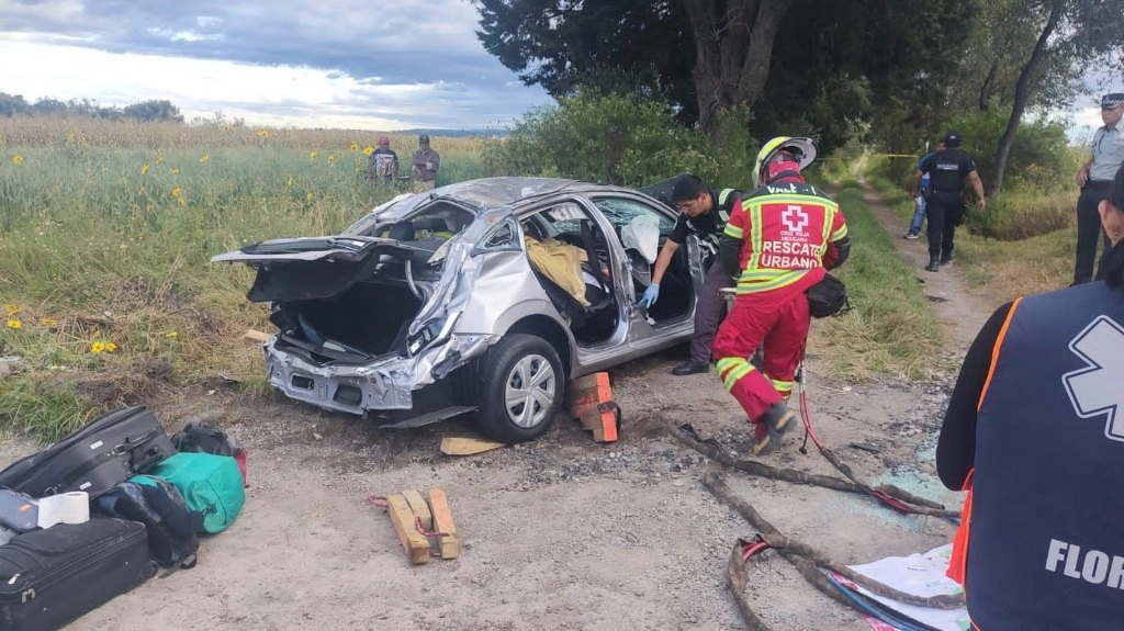 Debido a la colisión, el conductor perdió el control del vehículo y dio varias volteretas hasta quedar sobre las cuatro llantas. Foto La Jornada de Oriente.