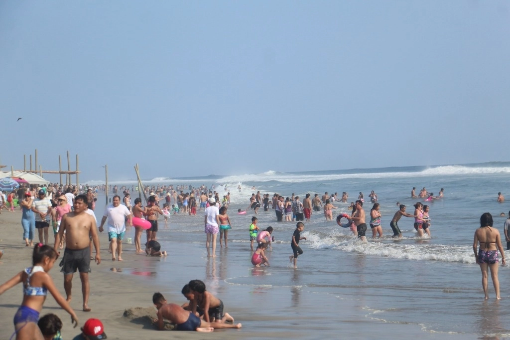 Las playas de Acapulco lucen abarrotadas en estas vacaciones de Semana Santa. Foto Héctor Briseño