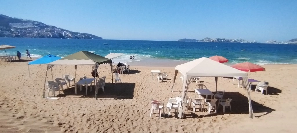 Turisteros Unidos en Defensa de Playa Icacos, en Acapulco, buscan apoyo de las autoridades para recuperación del lugar. Foto Héctor Briseño