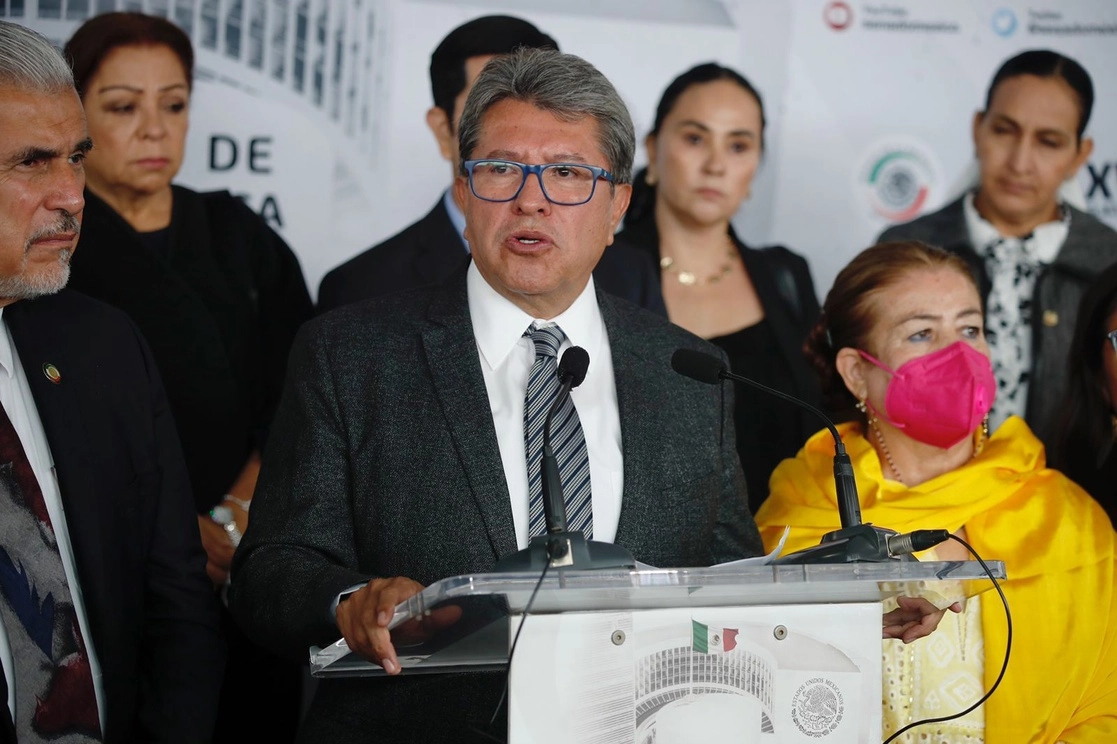 El coordinador de Morena, Ricardo Monreal, junto con integrantes de la bancada, ofrece conferencia de prensa en el patio del Federalismo en el Senado, en la Ciudad de México, el 6 de septiembre de 2022. Foto Cristina Rodríguez