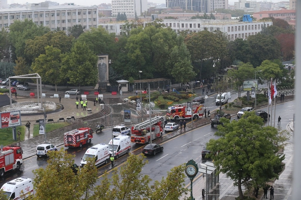 Dos policías resultaron heridos en un ataque suicida adjudicado por el PKK. Foto Xinhua