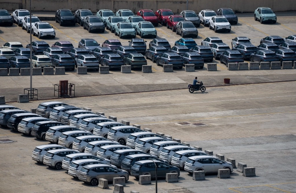 Se ven vehículos eléctricos recién importados estacionados en el puerto seco de Chobhar en Kirtipur, Nepal, el viernes 31 de mayo de 2024. Foto Ap