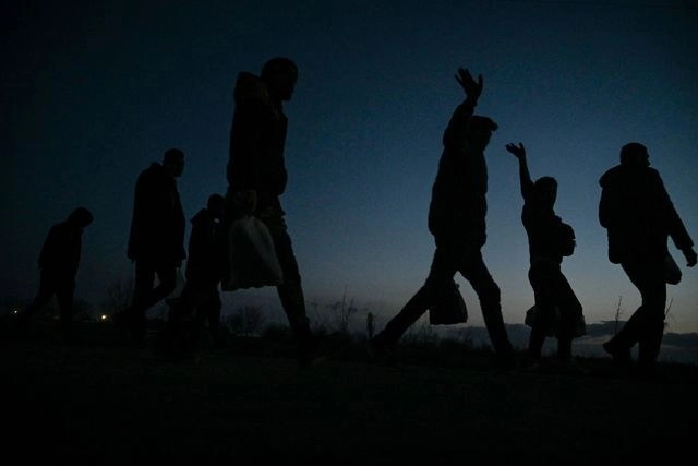 Migrantes caminan hacia un campamento turco, en la frontera con Grecia. Foto Afp