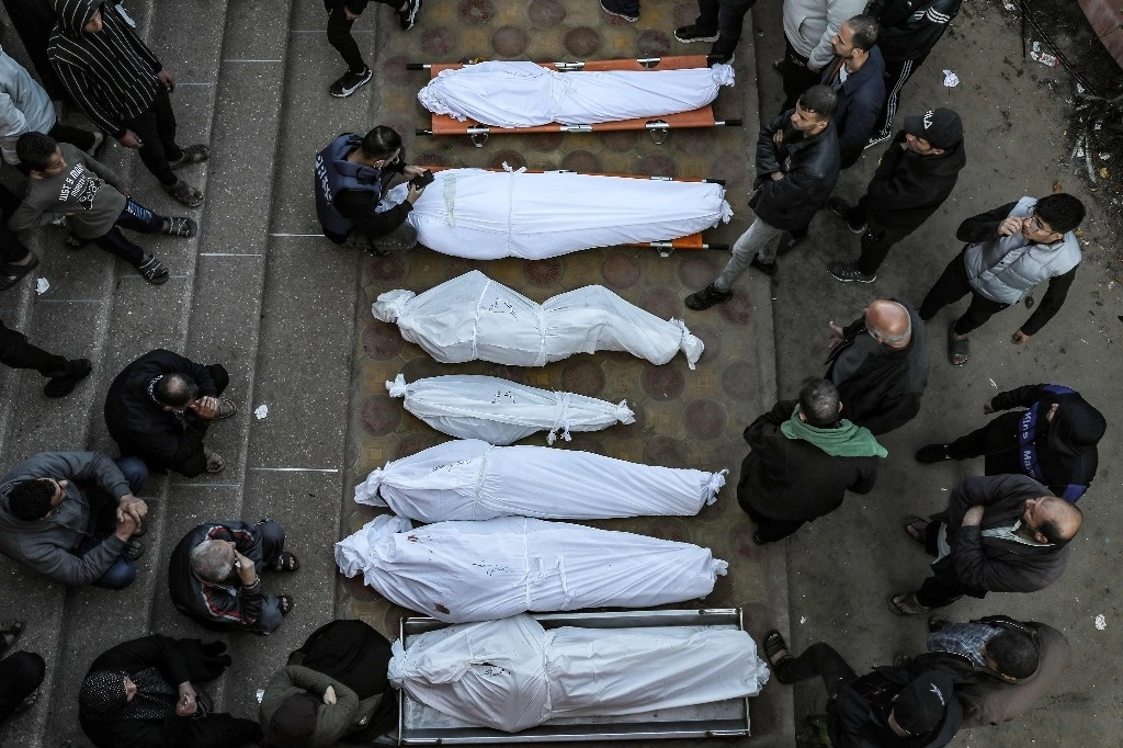 Palestinos asesinados tras los ataques israelíes, en el hospital Nasser de Khan Yunis en el sur de la Franja de Gaza el 9 de diciembre de 2023. Foto  Afp
