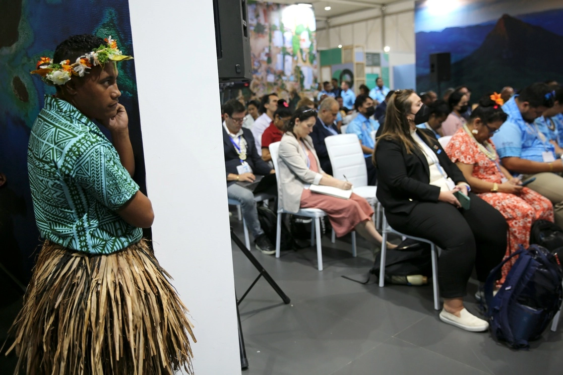 Un bailarín de Tuvalu luego de su actuación en la apertura de un panel sobre seguridad climática en el Pacífico, en el Pabellón Moana Blue Pacific de la Cumbre Climática COP27 de la ONU en Sharm el-Sheikh, Egipto, el martes. 15 de noviembre de 2022. Foto Ap