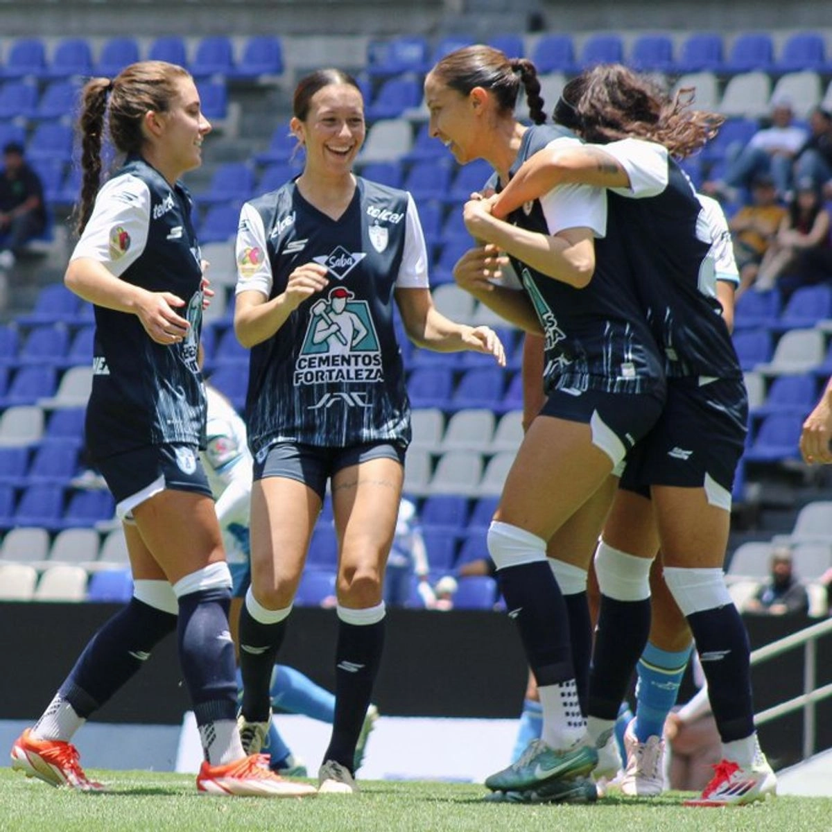 Jugadoras del club Pachuca femenil festejan una anotación durante el encuentro. Foto tomada de la cuenta de X 