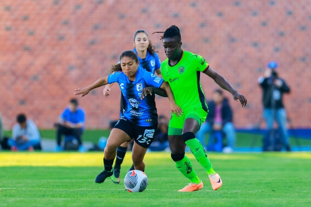 Queretanas y Bravas abrieron el torneo femenil con un duelo que terminó sin nada para nadie, en el que destacó un gol olímpico de Deisy Ojeda, de Gallos Blancos. Foto Gallos Femenil