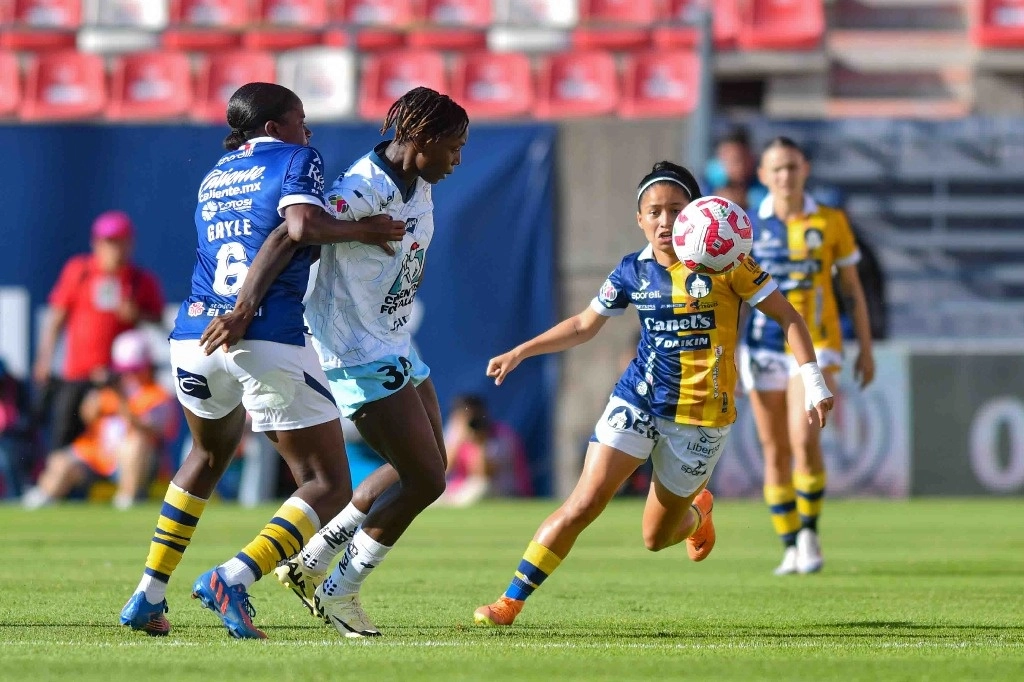 El Pachuca supo aprovechar la vulnerabilidad de la zaga rival y terminó el primer tiempo con una ventaja de 3-0. Foto Tomada de X @LigaBBVAFemenil