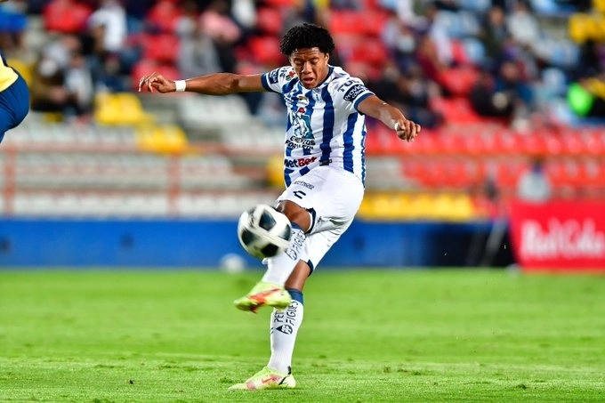 El futbolista del Pachuca, Yairo Moreno durante una jugada en el encuentro. Foto tomada de la cuenta de Twitter @Tuzos