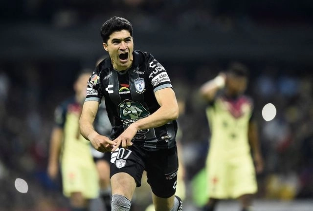 El jugador del Pachuca, Nicolás Ibáñez festeja su anotación durante el encuentro. Foto Afp