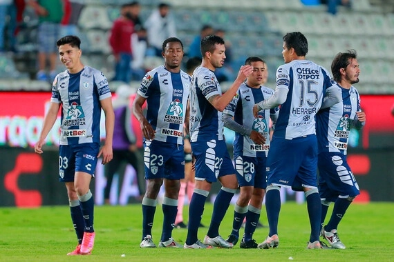 Jugadores del Pachuca festejan la anotación durante el encuentro. Foto Jam Media