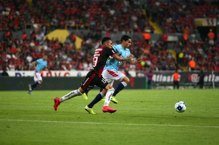 Con este resultado de la séptima fecha, los hidalguenses llegaron a 10 unidades para meterse en puestos de liguilla, en tanto los Rojinegros se estancaron con seis puntos y fueron abucheados por sus seguidores en el estadio Jalisco. Foto Arturo Campos