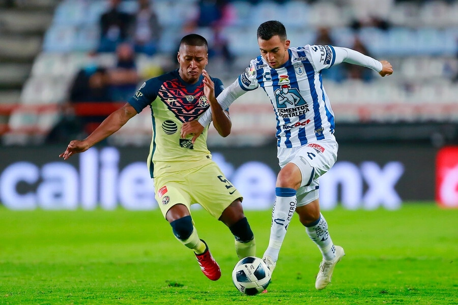 Los futbolistas, Pedro Aquino del América (izq) y Luis Gerardo Chávez de Pachuca (der) durante una jugada en el encuentro. Foto Jam Media