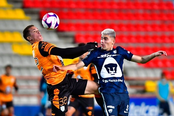 Leonardo Ramos del Pachuca (izq) disputa la esférica con el defensor de Pumas, Johan Vázquez (der). Foto Jam Media