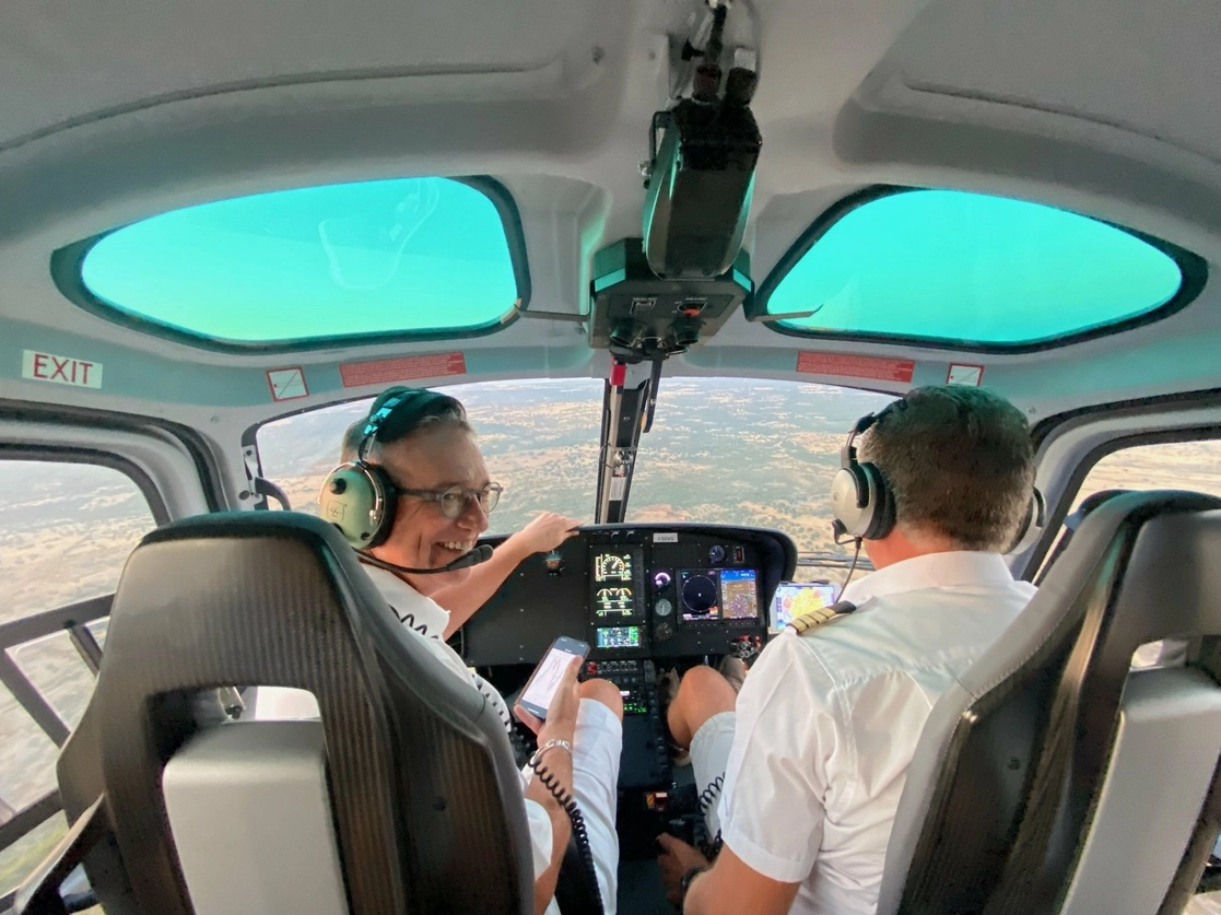 El empresario Ricardo Salinas Pliego tripula un helicóptero durante sus vacaciones en Cerdeña, el 27 de julio pasado. Foto tomada del Twitter de @RicardoBSalinas