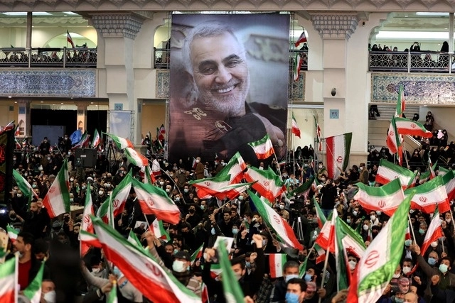 Iraníes conmemoran el segundo aniversario luctuoso del general Qasem Soleimani, ocurrido el tres de enero de 2020, en Irak. Foto Afp