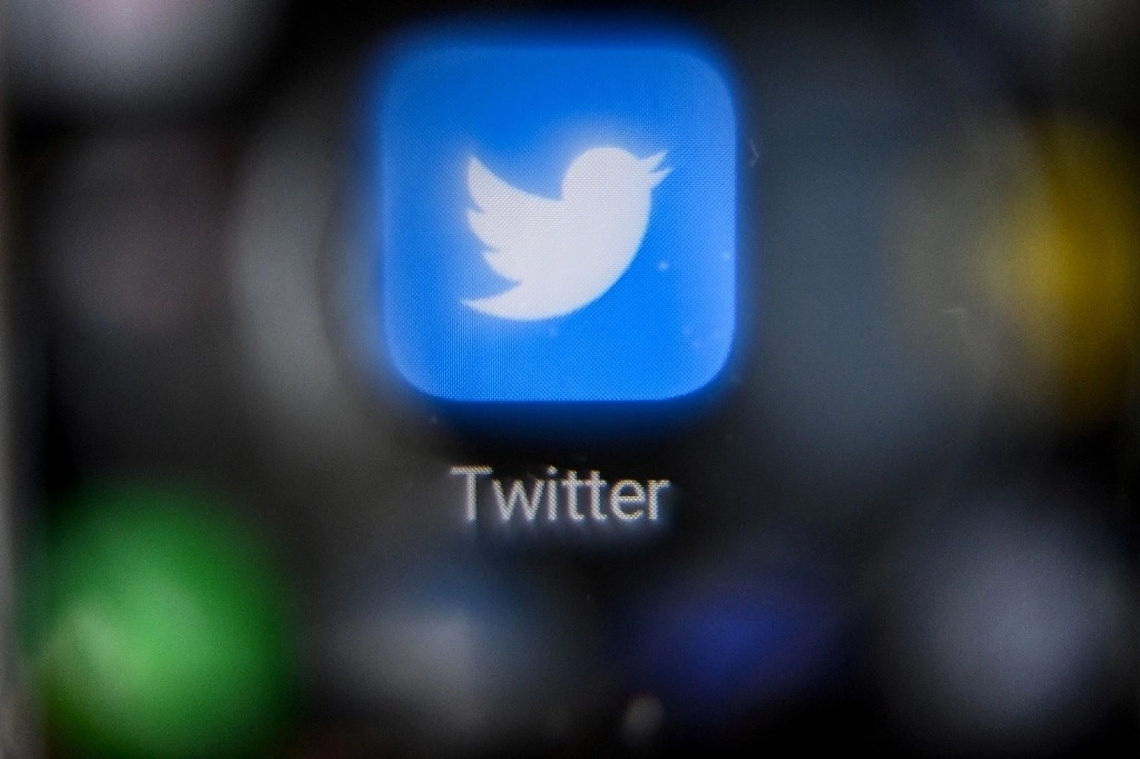 Elon Musk, dueño de Twitter, informó previamente que quitaría la insignia azul de verificación a los usuarios que no paguen una mensualidad. Foto  Afp