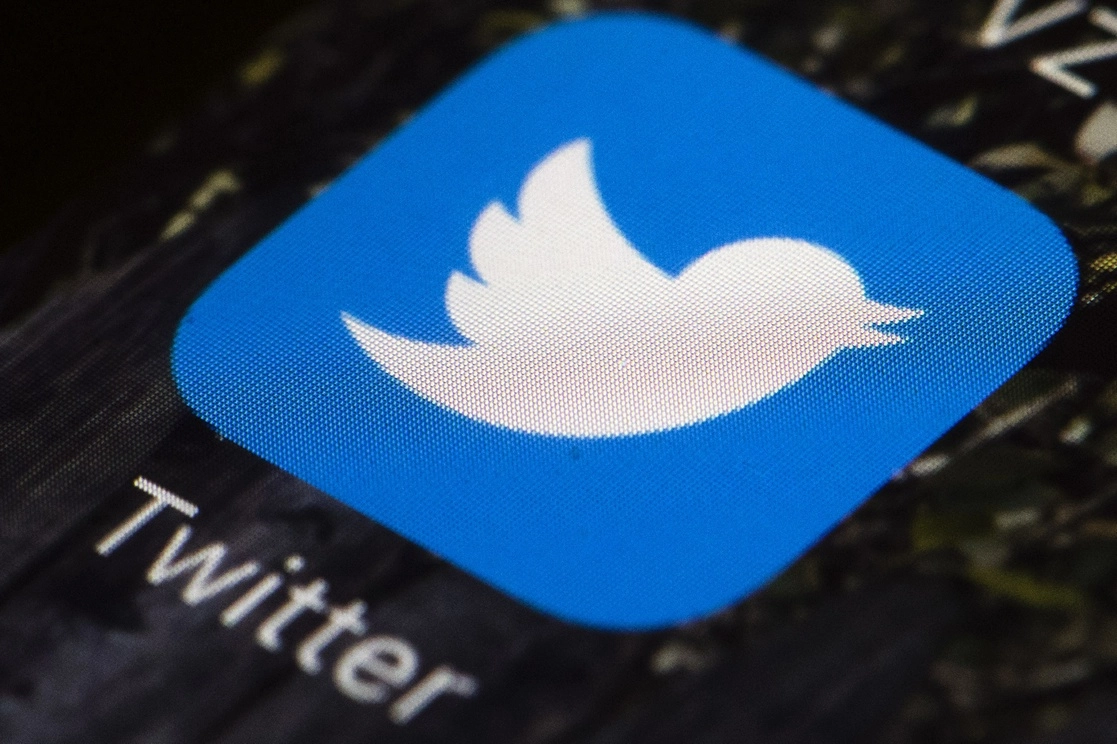 Twitter informó que lanzará un nuevo producto de suscripción -inicialmente en Australia y Canadá- llamado Twitter Blue, que permitirá a los usuarios de pago editar sus tuits antes de publicarlos y cambiar el esquema de color de su aplicación. Foto Ap / Archivo