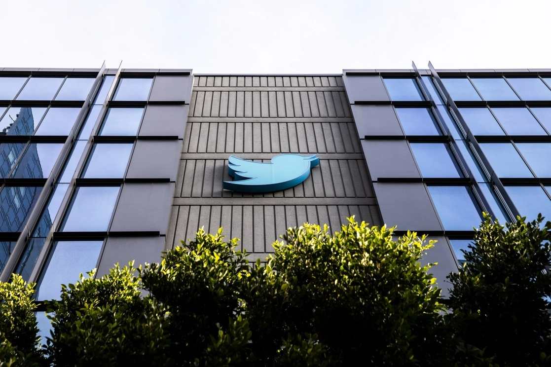 El logotipo de Twitter en la sede de la compañía de redes sociales en San Francisco el viernes 11 de noviembre de 2022. Foto Ap
