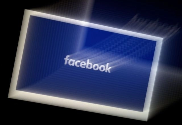 Twitter y Facebook pusieron advertencias en la madrugada de este miércoles sobre comentarios del mandatario estadunidense, Donald Trump, acerca de la elección presidencial. Foto Afp / Archivo