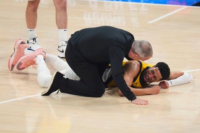 El base de los Indiana Pacers, Tyrese Haliburton, sufrió una fuerte lesión de tendón durante la primera mitad del séptimo partido de las Finales de la NBA. Foto 
