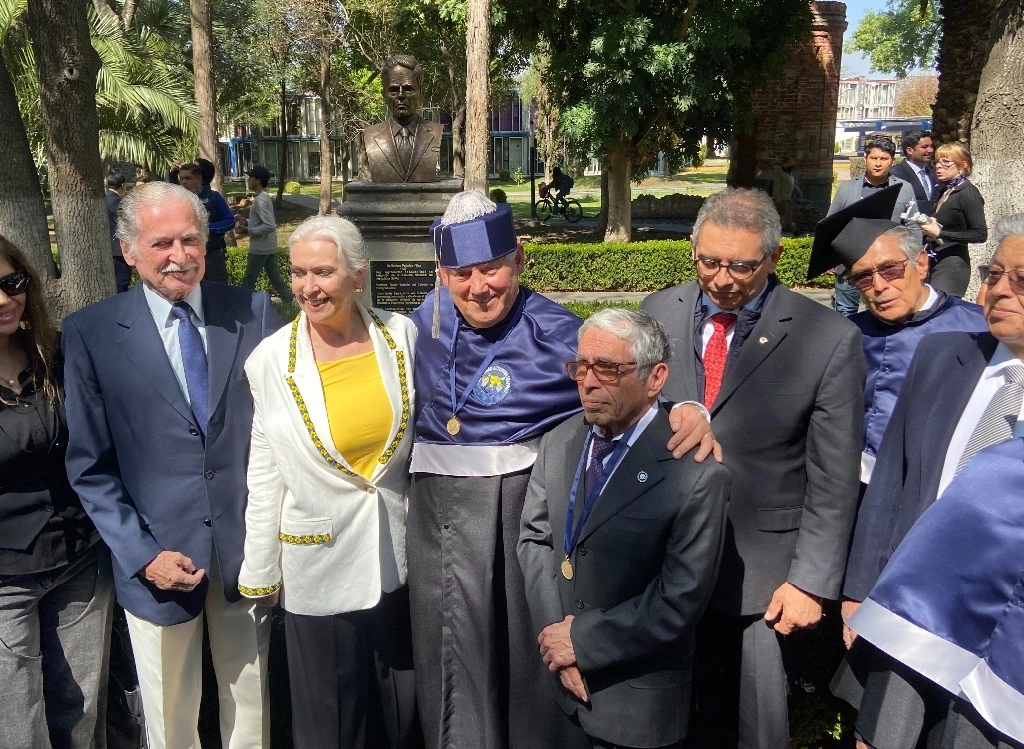 La Universidad Autónoma de Chapingo entregó el reconocimiento Doctor Honoris Causa a académicos destacados. Foto Javier Salinas