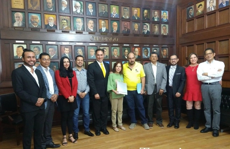 Representantes de la Universidad de Chapingo y de la empresa mexicanadiense Xebra Brands-Desart MX. Foto ‘La Jornada’