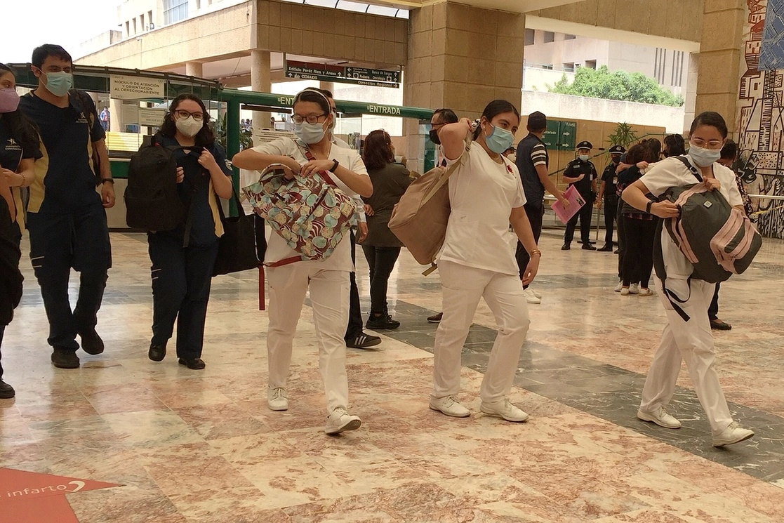La Universidad Autónoma de Ciudad Juárez destacó la labor de los médicos pasantes que realizan su servicio social en zonas inseguras. Foto Cristina Rodríguez / Archivo