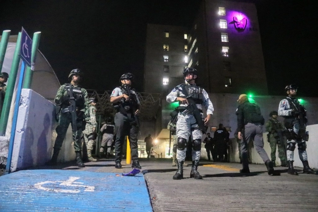 Guardia Nacional resguardando instalaciones hospitalarias en Cuernavaca. Foto Margarito Pérez/ Cuartoscuro/ La Jornada