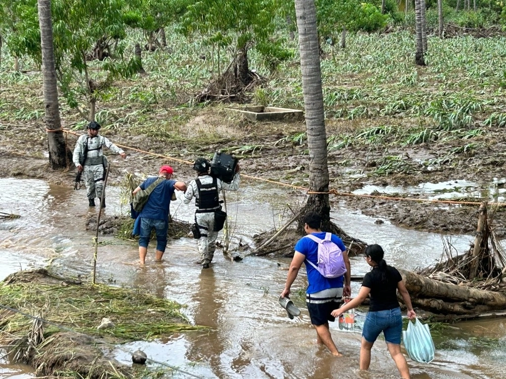 Tras la devastación que dejó el huracán 'John' en Guerrero, instituciones educativas piden la solidaridad de la sociedad. Foto Guardia Nacional