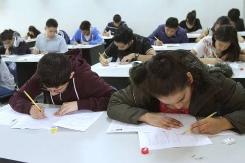 Será obligatorio obedecer medidas sanitarias rigurosas para evitar contagios. En la imagen, jóvenes presentan el examen de admisión a nivel superior del Instituto Politécnico Nacional. Foto María Luisa Severiano
