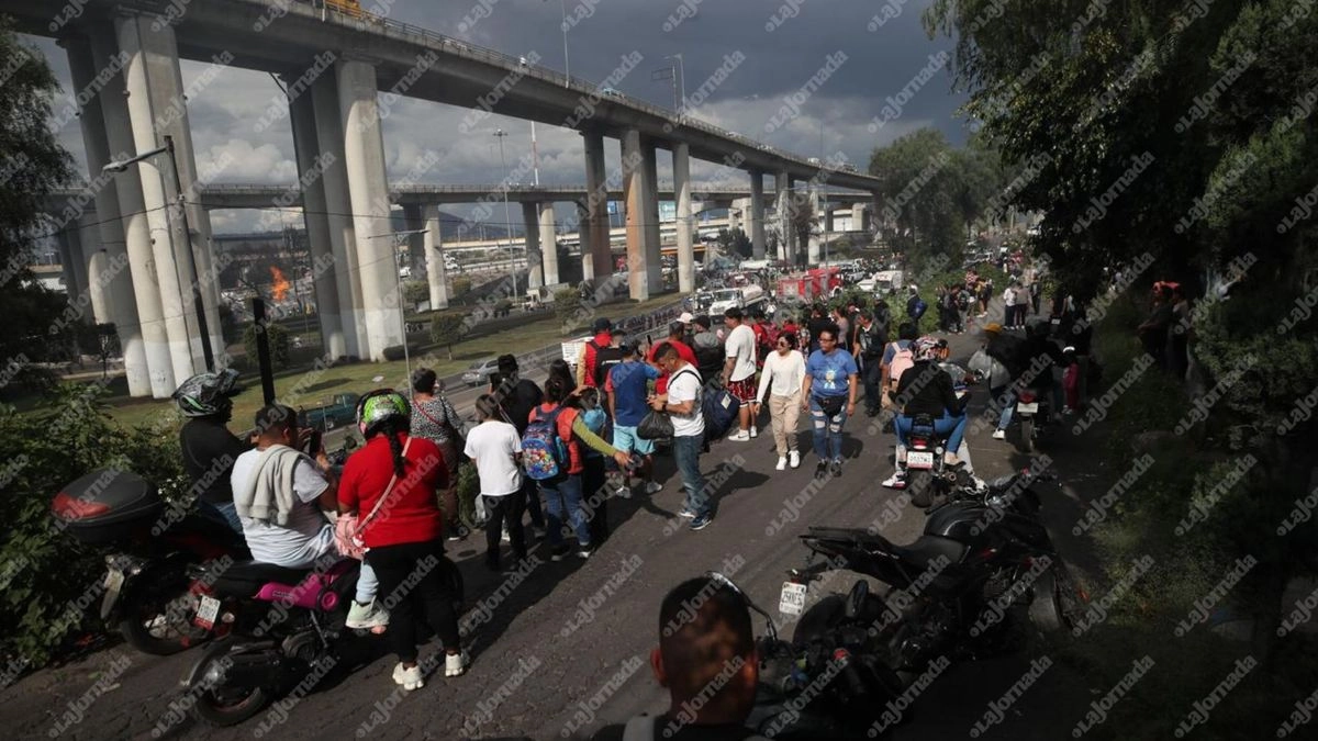 Bomberos atienden el incendio de una pipa y varios vehículos en las inmediaciones del Puente de la Concordia y la calzada Ignacio Zaragoza al poniente, el pasado 10 de septiembre de 2025. Foto 