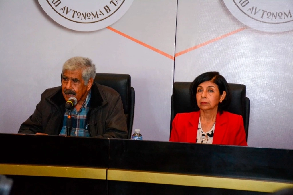 José Mora, abogado de la Universidad Autónoma de Tamaulipas (UAT), y María del Rosario Flores, contralora de la institución, ayer, durante la conferencia en la que se informó sobre una denuncia contra ex funcionarios estatales y autoridades de esa casa de estudios. Foto tomada del portal de la UAT