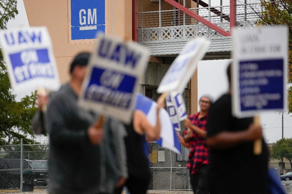 Trabajadores en huelga frente a la planta de ensamblaje de General Motors en Arlington, Texas, el 24 de octubre de 2023. Foto Ap