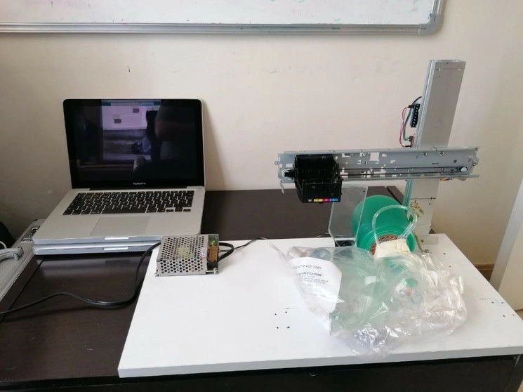 Respirador artificial diseñado por investigadores de la UAZ. Foto tomada del Twitter de @UAZ_Oficial