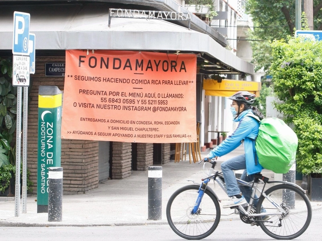 Un repartidor de una aplicación de comida circula en la colonia Condesa, Ciudad de México. Foto Roberto García Ortiz / Archivo