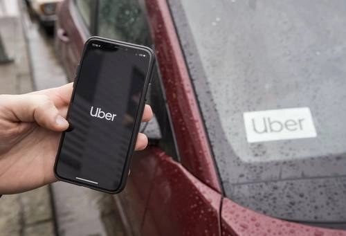 La empresa de transporte privado Uber no trasladará el pago del IVA a sus clientes a partir del primer día de junio, aunque los conductores serán los que paguen el tributo de servicios digitales. Foto Ap / Archivo