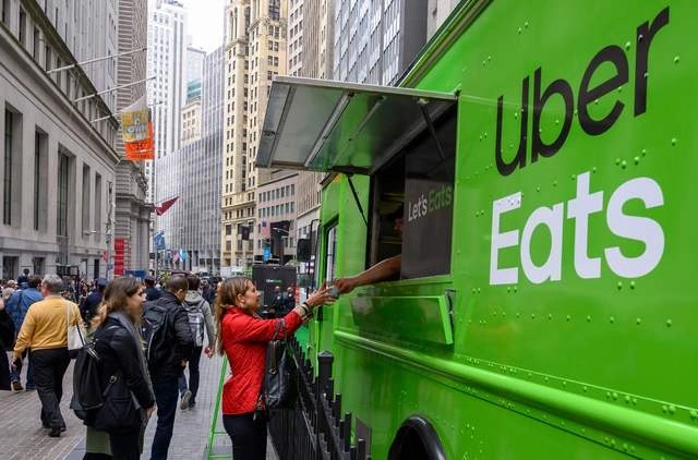 Un camión de comida de Uber Eats frente a la Bolsa de Valores de Nueva York. Foto Afp / Archivo