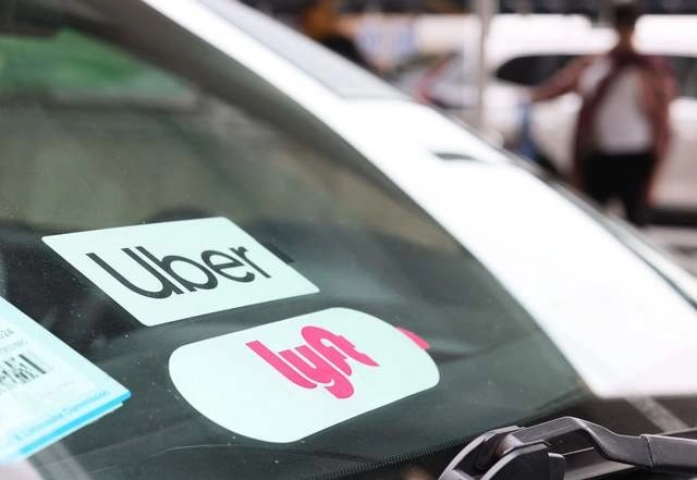 Las empresas de movilidad Uber y Lyft fueron investigadas por una presunta estafa laboral a sus trabajadores. Foto Afp
