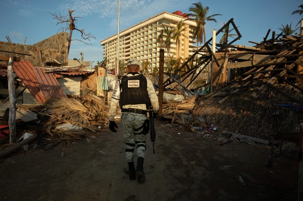 Elementos de GN durante acciones de vigilancia en una zona siniestrada tras paso de Otis en Acapulco. Foto Alfredo Domínguez