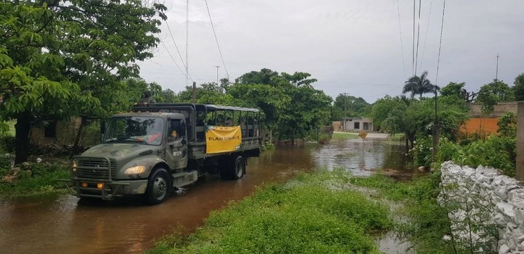 Las tropas del Ejército realizan tareas de remoción de escombros, desazolve y rescate de muebles y otros bienes. Foto cortesía de Sedena